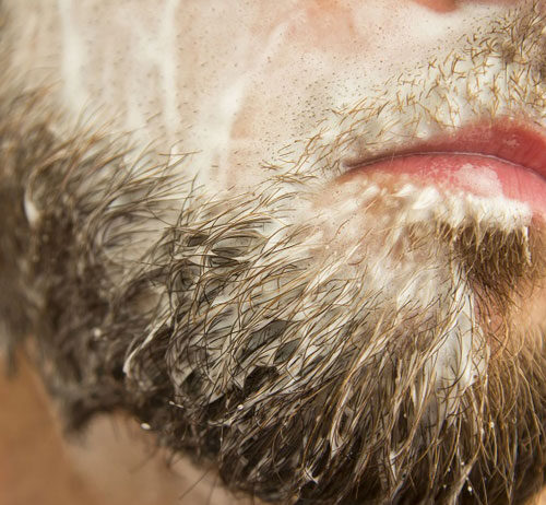 Ποια η διαφορά μεταξύ σαμπουάν για τα μαλλιά και σαμπουάν για τα γένια